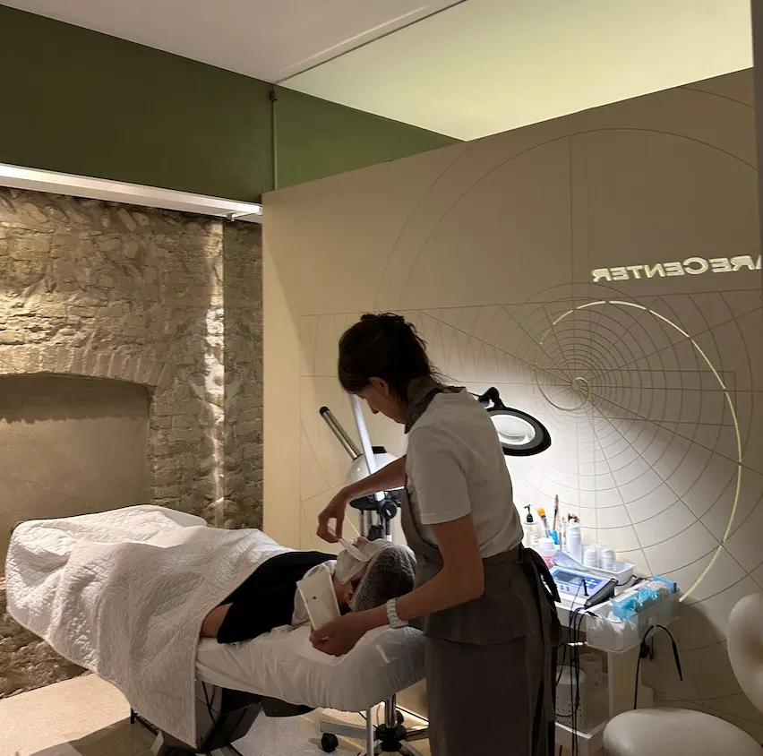 Applicazione maschera viso presso Skincare Center Bergamo