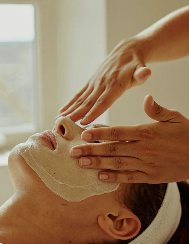 Applicazione di un trattamento professionale sulla pelle del viso